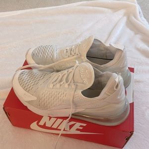 Woman’s 6.5 White Nike air max 🪩